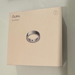 Oura Ring 4 in Elegant Silver